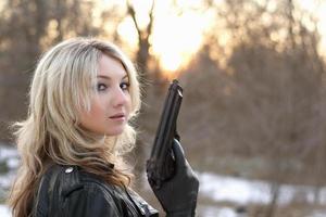 provocerend jong vrouw met een geweer foto