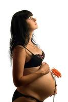 zwanger jong vrouw met bloem. geïsoleerd foto