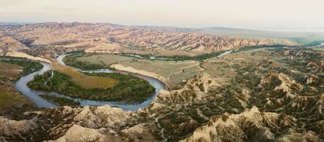 antenne vlieg over- mijniskure landschap met alazani rivier- grenzend Azerbeidzjan en Georgië foto