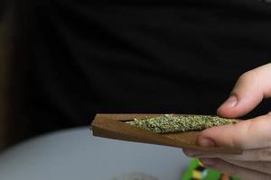 hennep gerold in stomp papier voor roken. behandeling van depressie en ongerustheid. marihuana wettelijk gebruik in gezondheidszorg foto