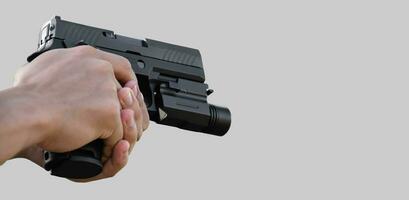 geïsoleerd handen Holding 9 mm pistool geweer het richten naar het schieten doelwit, recreatief werkzaamheid en geweer het schieten opleiding concept. foto