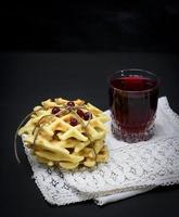 gebakken belgisch wafels en fruit compote in een glas foto