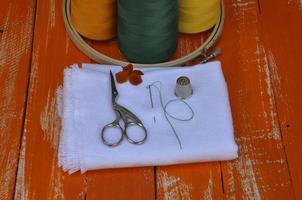 verscheidenheid van voorwerpen voor handwerk oranje Aan de houten tafel foto