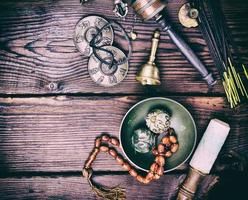 Tibetaans het zingen kom en andere musical instrumenten voor meditatie foto