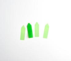 plastic groen klittenband bladwijzer voor papier Aan wit achtergrond foto