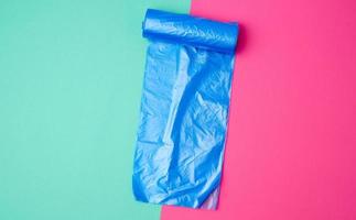 gedetailleerd blauw plastic zak voor verzamelen vuilnis foto