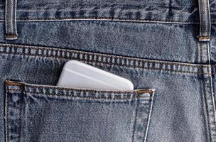 smartphone in de terug zak- van blauw jeans foto