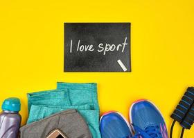 leeg schoolbord en blauw vrouwen sportschoenen en kleren voor sport- foto