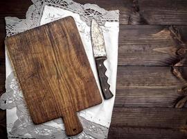 leeg oud bruin houten snijdend bord met omgaan met foto