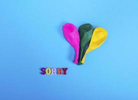 drie blazen uit ballonnen en de woord Sorry foto