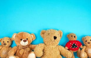 teddy bears Aan een blauw achtergrond, vriendschap concept, foto