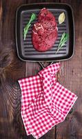 rauw rundvlees steak met specerijen foto