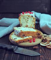 brood taart met rozijnen en droog fruit foto