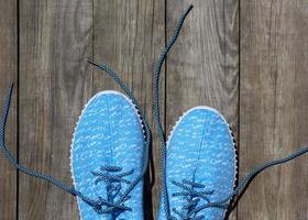 een paar- van blauw textiel schoenen foto