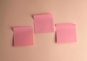 drie roze papier stickers geplakt Aan wit achtergrond foto