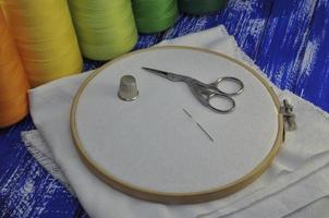 hoepel met veelkleurig draden voor naaien en borduurwerk foto