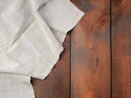 grijs linnen handdoek Aan houten achtergrond, top visie foto