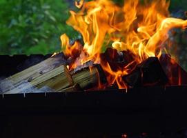 brandend houten logboeken foto