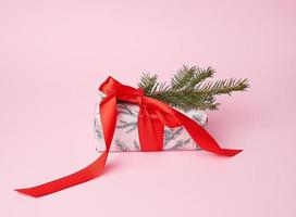 roze verpakt geschenk dozen en gebonden met een rood boog foto