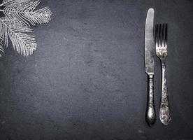 wijnoogst ijzer vork en mes Aan een zwart achtergrond foto