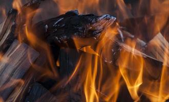 logboeken brandend naar beneden in vlammen foto