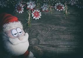 textiel de kerstman claus Aan een grijs hout oppervlakte foto