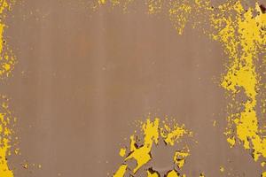 geel staal bord, ruw oppervlak, pellen verf, tonen roestig staal textuur. abstract achtergrond. foto