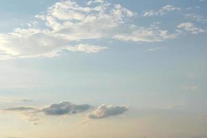 witte wolken aan de hemel foto