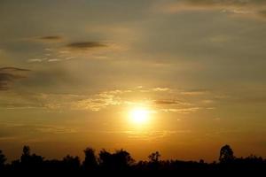 achtergrond van de instelling zon in de avond foto