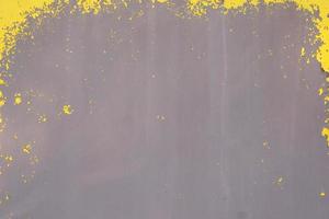 oud geel grungy metaal muur met pellen verf en roestig vlekken, industrieel achtergrond foto structuur