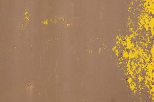 geel staal bord, ruw oppervlak, pellen verf, tonen roestig staal textuur. abstract achtergrond. foto