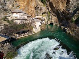 antenne dar visie van tekija in blagaj in bih. de tekija, derwisj huis, reeks Bij de bron van de rivier- buna, was en nog steeds is een evenementenlocatie voor derwisj zikr lofzang drie nachten wekelijks. foto