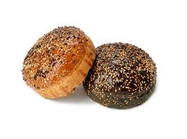 twee gebakken sesam zaad broodjes geïsoleerd Aan wit achtergrond foto
