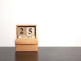 houten kalender van kubussen met de datum van december 25 en bruin doos foto