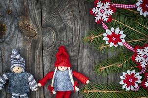 Kerstmis achtergrond met versierd Spar Afdeling en textiel speelgoed foto