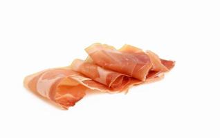 gesneden prosciutto schokkerig in dun plakjes, voedsel geïsoleerd Aan wit achtergrond foto