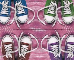 jeugd gekleurde sportschoenen Aan oud roze houten oppervlak, top visie foto
