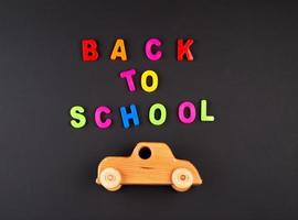 houten baby auto Aan zwart krijt bord, concept terug naar school- foto