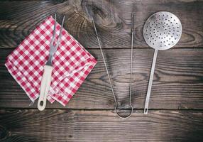 wijnoogst keuken gereedschap en een rood servet foto