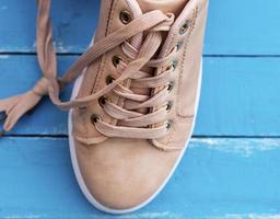 beige modieus vrouw sport- schoenen foto