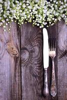 ijzer vork en mes Aan een grijs houten achtergrond foto