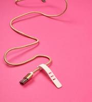 gouden USB kabel voor opladen met elektriciteit uitrusting in textiel kronkelend foto