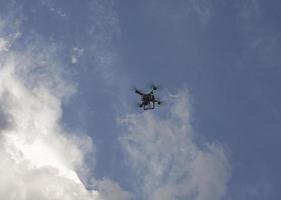 vliegende drone in de lucht foto