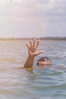 Rechtsaf man's hand- geeft een signaal voor helpen uit van de water foto