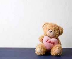 schattig bruin teddy beer Holding een groot roze hart foto