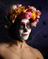 jong mooi meisje met traditioneel Mexicaans dood masker. calavera catrina. suiker schedel bedenken foto