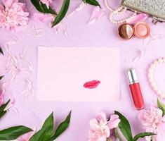 afdruk van rood lippenstift Aan een leeg roze papier vel foto
