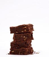 stack van gebakken plein brownie chocola spaander taart met walnoten foto