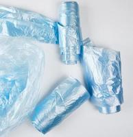blauw plastic Tassen voor vuilnis Aan een wit achtergrond foto