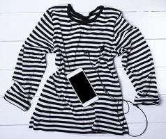 een lang trui in zwart en wit strepen foto